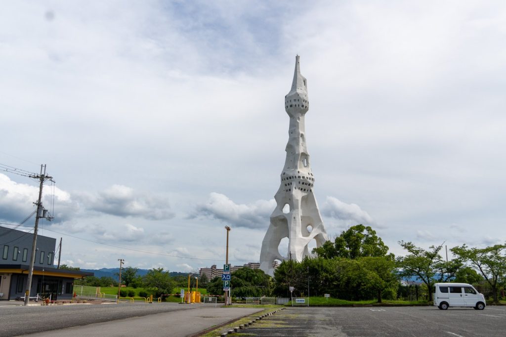 まるで異世界！新興宗教が建てた「大平和祈念塔」へ【大阪・富田林