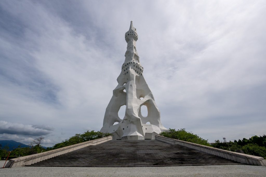 白磁染付仏塔　b81M 2420 まるで異世界！新興宗教が建てた「大平和祈念塔」へ【大阪・富田林